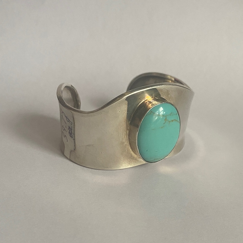 Wide bangle